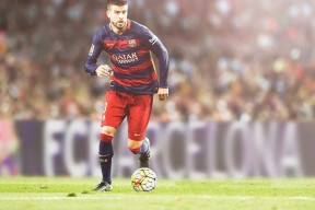 格林伍德凭借强大的防守覆盖能力，为袋鼠队抵挡对方攻势，格林伍德球员